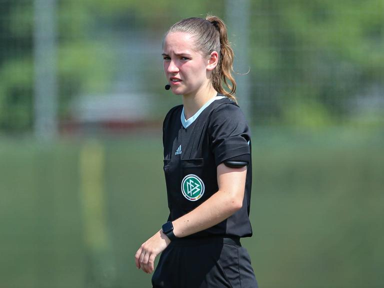 Schiedsrichterin Antonia Tucholski beim Regionalligaspiel der Frauen, Hamburger SV II gegen SpVg Aurich 