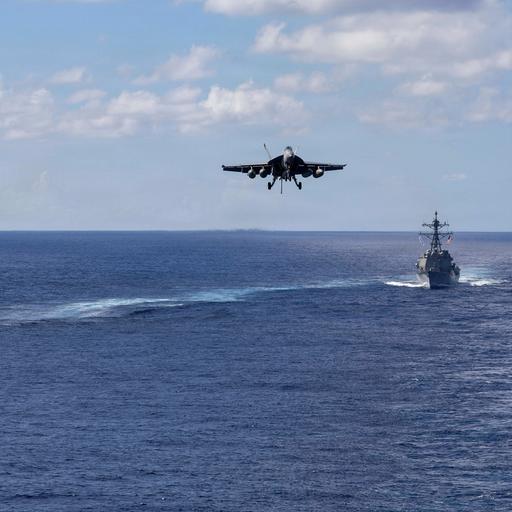 Ein F/A-18E/F Super Hornet-Kampfflugzeug der US Navy landet auf dem Flugdeck des Flugzeugträgers USS Gerald R. Ford der Ford-Klasse in der Karibik. 