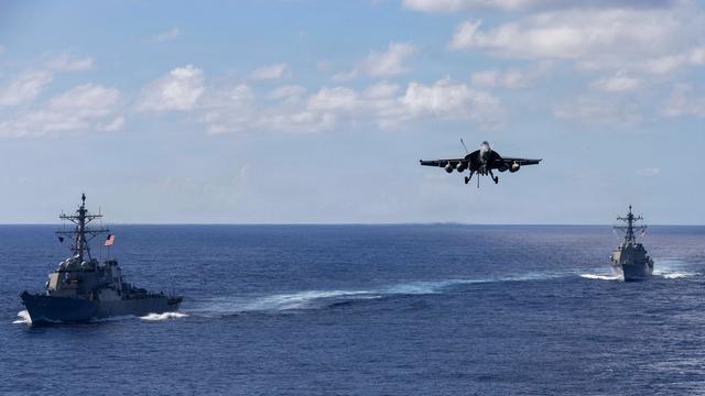 Ein F/A-18E/F Super Hornet-Kampfflugzeug der US Navy landet auf dem Flugdeck des Flugzeugträgers USS Gerald R. Ford der Ford-Klasse in der Karibik. 