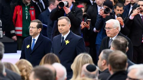 Warschau: Bundespräsident Frank-Walter Steinmeier (r-l), Andrzej Duda, Präsident von Polen, und Izchak Herzog, Präsident von Israel, nehmen an der Gedenkfeier zum 80. Jahrestag des Aufstandes im Warschauer Ghetto am Platz vor dem Denkmal für die Helden des Ghetto teil.