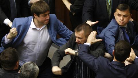 Abgeordnete der Kommunistischen Partei und der rechtsradikalen Swoboda-Partei kämpfen 2014 im ukrainischen Parlament. 