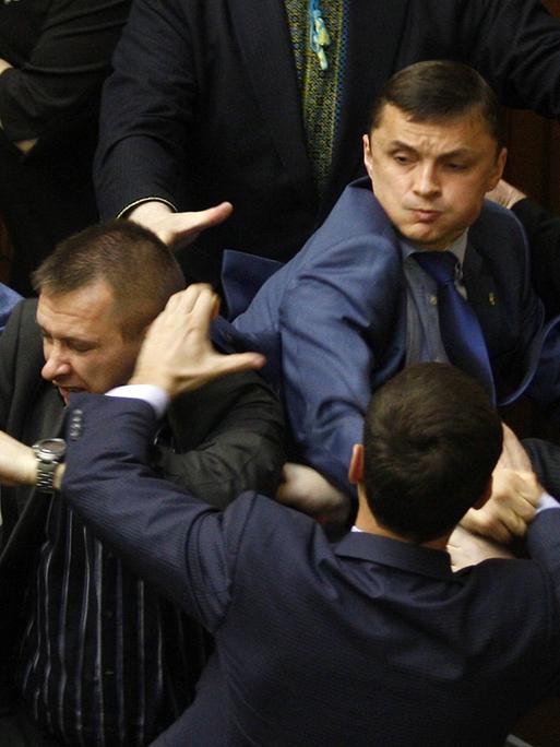 Abgeordnete der Kommunistischen Partei und der rechtsradikalen Swoboda-Partei kämpfen 2014 im ukrainischen Parlament. 