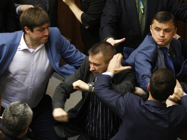 Abgeordnete der Kommunistischen Partei und der rechtsradikalen Swoboda-Partei kämpfen 2014 im ukrainischen Parlament. 