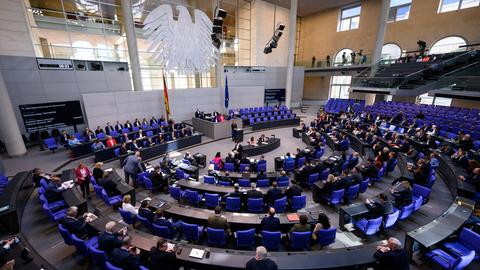 Blick von oben in den Plenarsaal des Bundestages in Berlin.