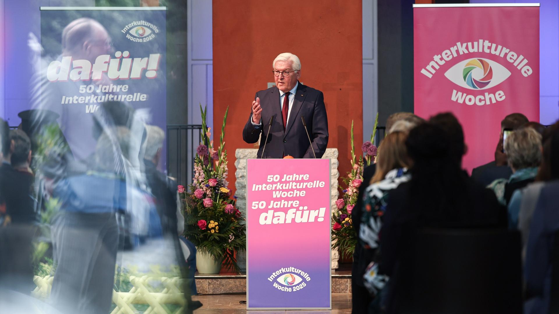 Bundespräsident Frank-Walter Steinmeier spricht beim ökumenischen Gottesdienst zur Interkulturellen Woche. Er steht in einem dunklen Anzug am Rednerpult; rechts sind Zuschauer zu sehen. Bundespräsident Frank-Walter Steinmeier spricht beim ökumenischen Gottesdienst zur Interkulturellen Woche. Er steht in einem dunklen Anzug am Rednerpult; rechts sind Zuschauer zu sehen.