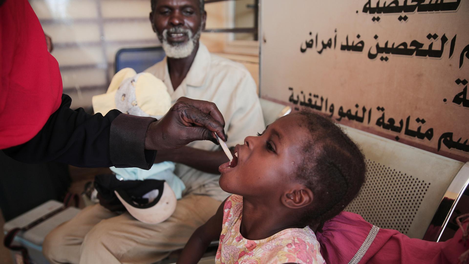 Ein sudanesisches Mädchen erhält während einer zehntägigen Impfkampagne von Mitarbeitern des Gesundheitsministeriums in Khartum, Sudan, eine orale Cholera-Impfung.