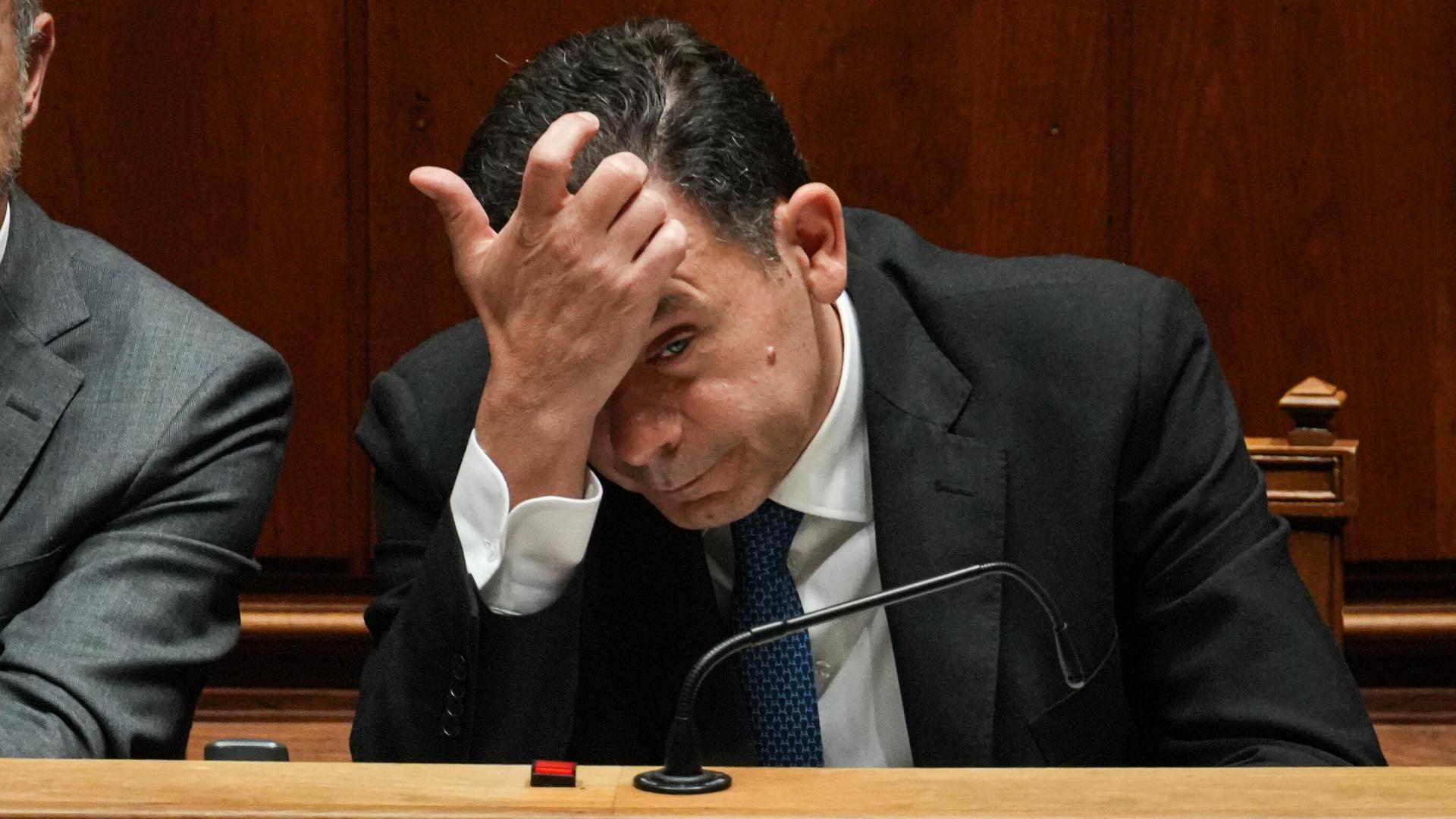 Der portugiesische Premierminister Luis Montenegro hat die Vertrauensabstimmung im Parlament des Landes verloren. Er steht im Zusammenhang mit der Firma Spinumviva unter Korruptionsverdacht.