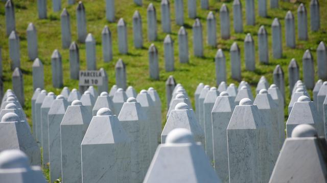 Blick auf die Grabsteine der in Srebrenica getöteten Bosnier auf dem Gedenkfriedhof Potočari: Es sind unzählige weiße Stelen aus Stein.