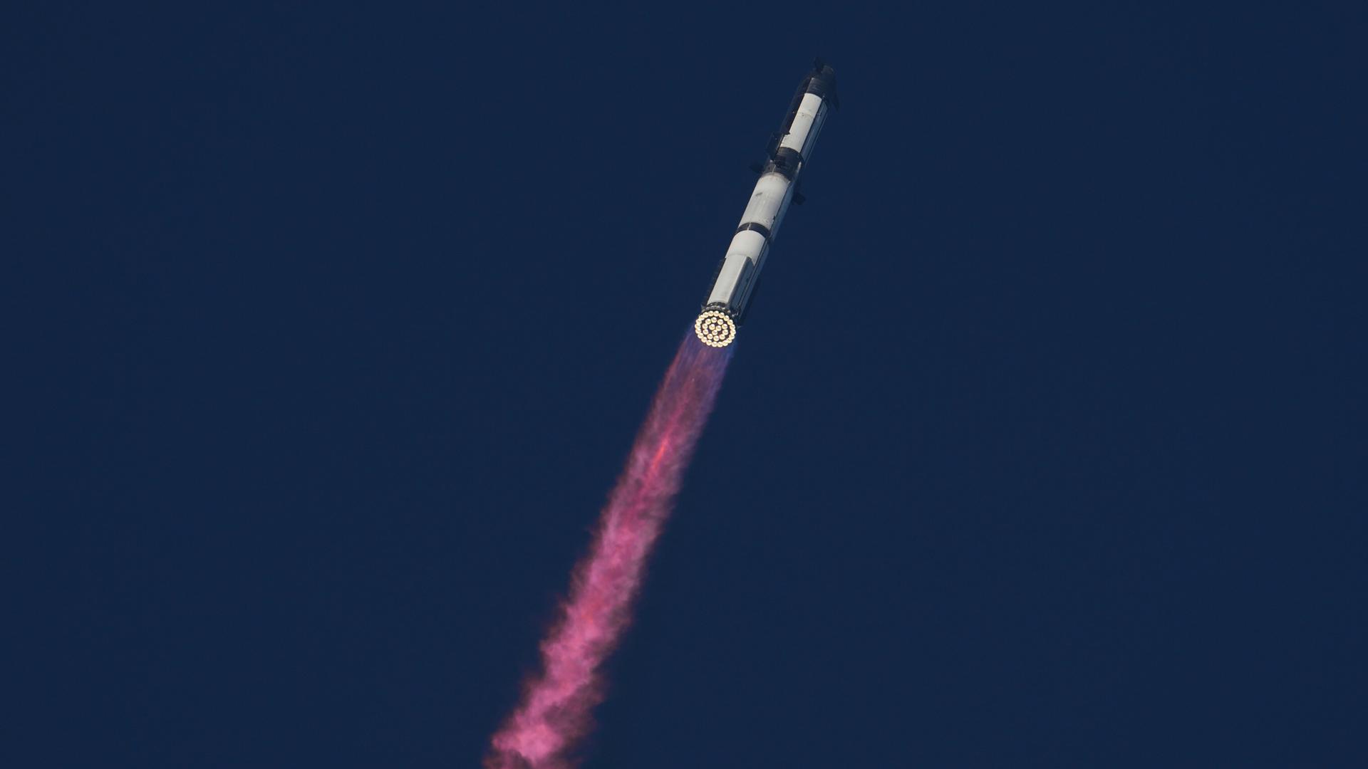 Die Mega-Rakete Starship von SpaceX fliegt mit Feuerschweif am Himmel. Die Mega-Rakete Starship von SpaceX fliegt mit Feuerschweif am Himmel.