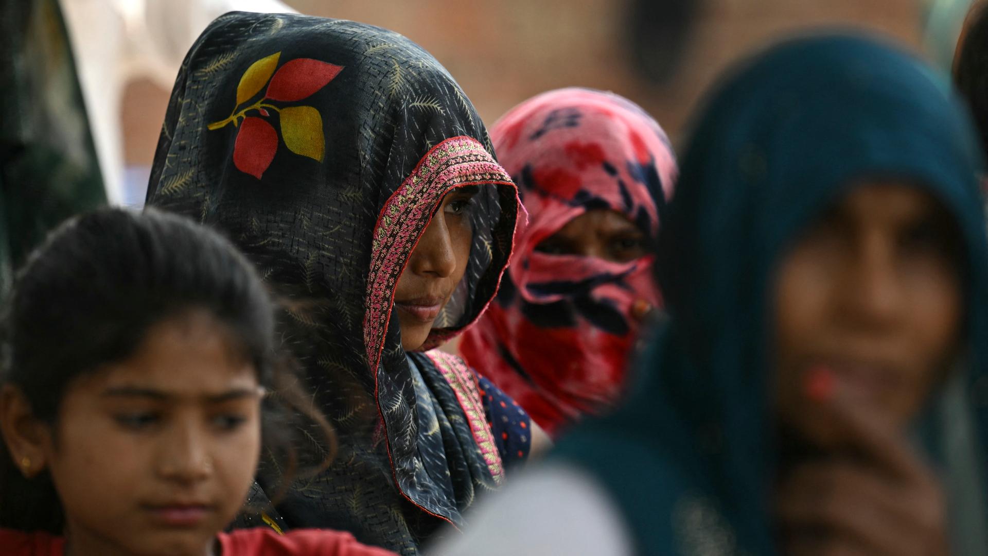 Auf diesem Foto sind Frauen aus der marginalisierten Dalit-Kaste Indiens im Dorf Ayela am Stadtrand von Agra zu sehen. 