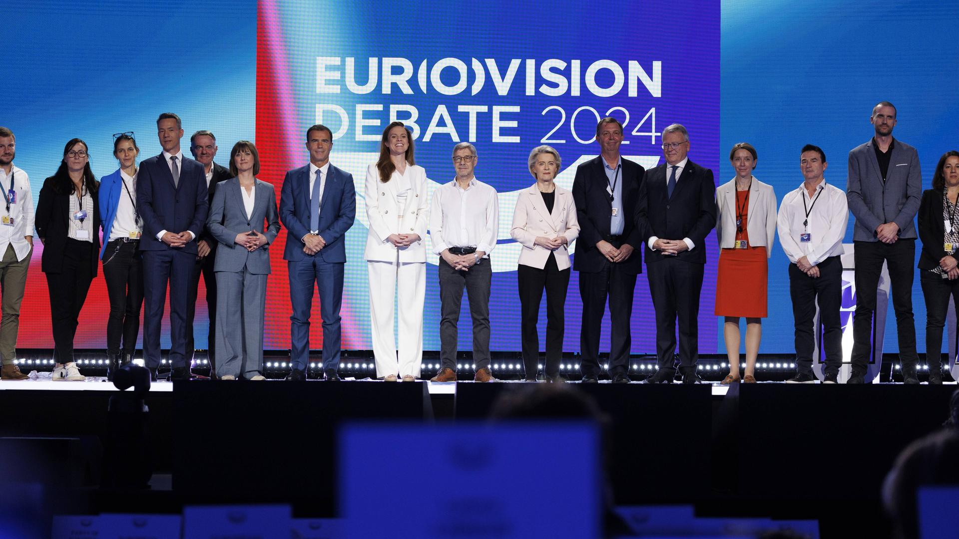 Die Spitzenkandidatinnen und Kandidaten der Europawahl stehen auf einer Bühne in Brüssel.