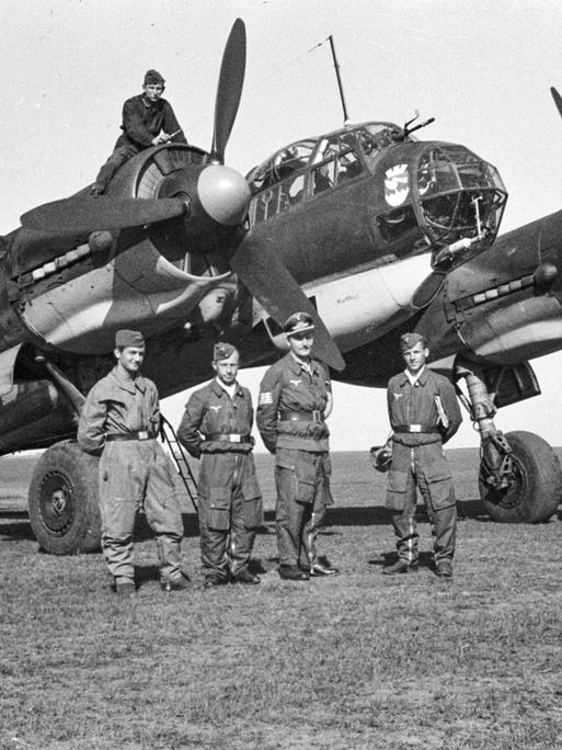 Deutsche Bomberbesatzung auf Feindflug in einer Junkers JU88 über Russland, 1943.