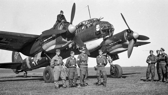 Deutsche Bomberbesatzung auf Feindflug in einer Junkers JU88 über Russland, 1943.