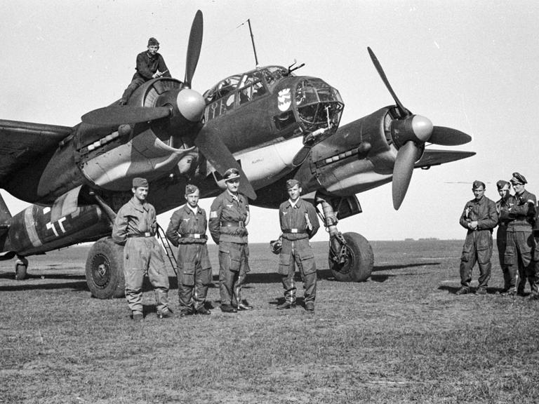 Deutsche Bomberbesatzung auf Feindflug in einer Junkers JU88 über Russland, 1943.