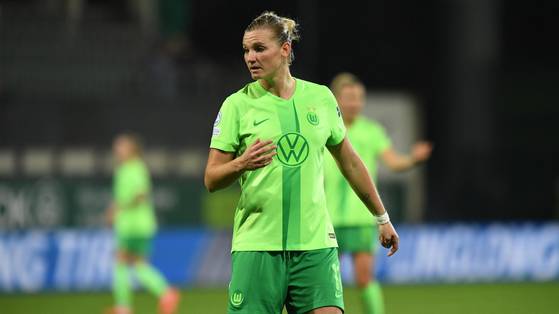 Wolfsburgs Alexandra Popp steht auf dem Spielfeld.