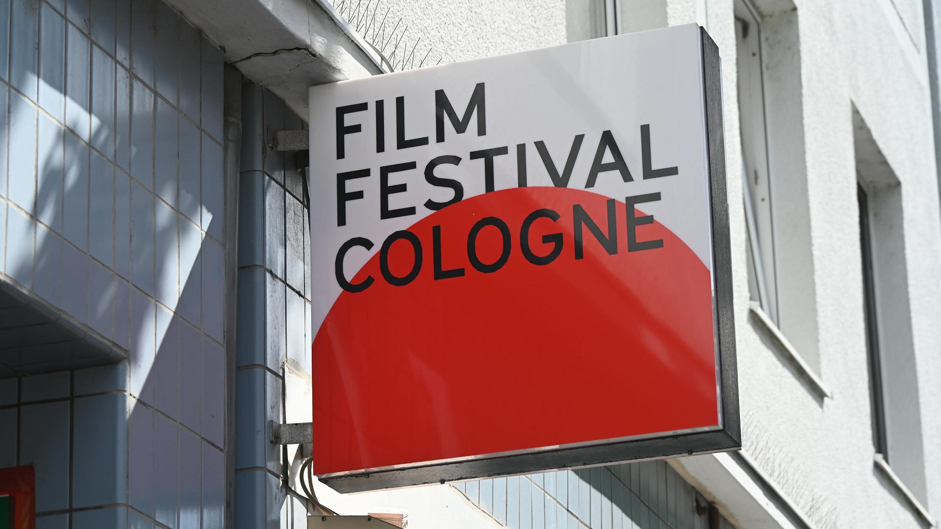 Schild mit dem Logo des Film Festivals Cologne.