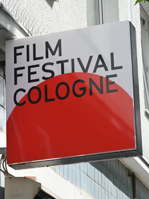Schild mit dem Logo des Film Festivals Cologne.