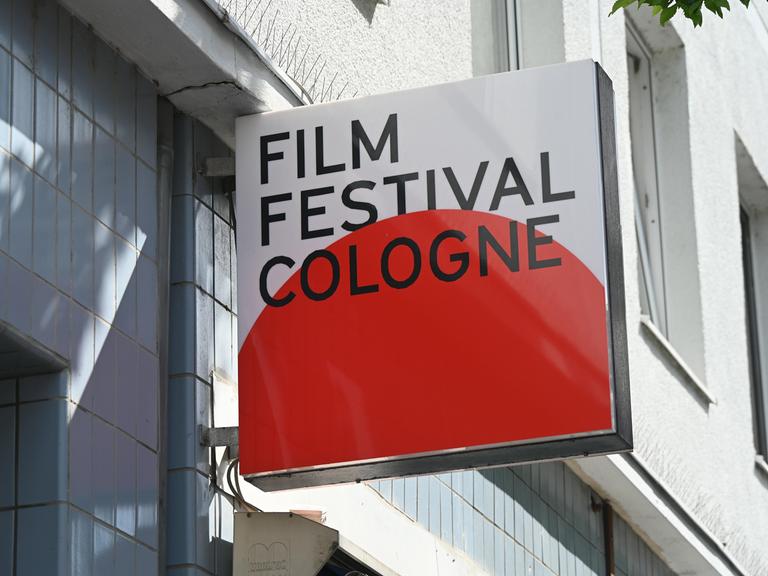 Schild mit dem Logo des Film Festivals Cologne.