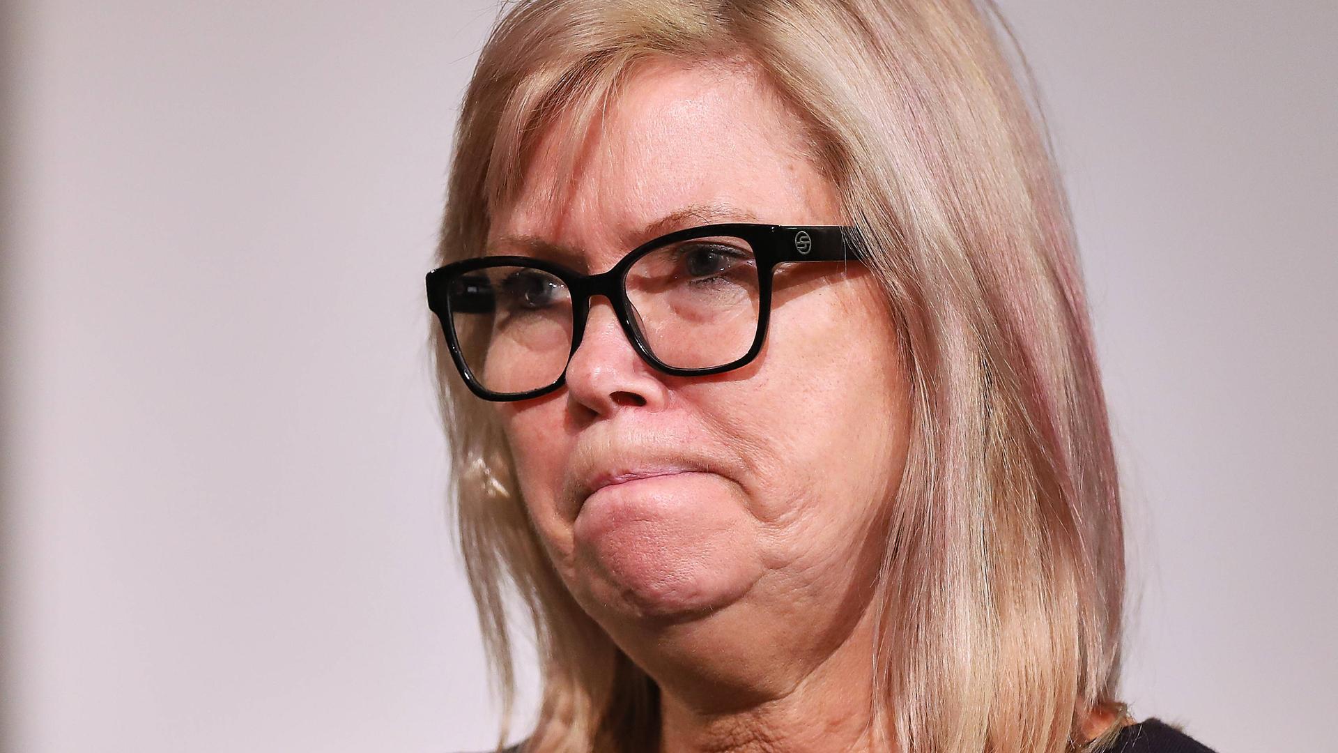 Borris schaut betroffen zur Seite. Sie hat die Lippen zusammengepresst. 