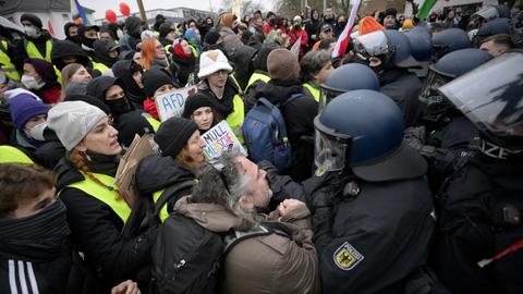 Polizisten und Protestierende gegen den Gründungskongress einer neuen AfD-Jugendorganisation in Gießen.