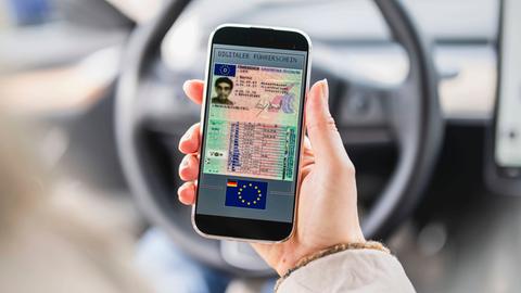 Fotomontage: Eine Hand hält ein Smartphone, auf dem ein Führerschein zu sehen ist. Die Person sitzt im Auto.