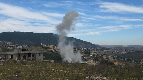Nach einem israelischen Luftangriff steigt Rauch über dem Gebiet Houmine im Distrikt Nabatieh im Libanon auf. 