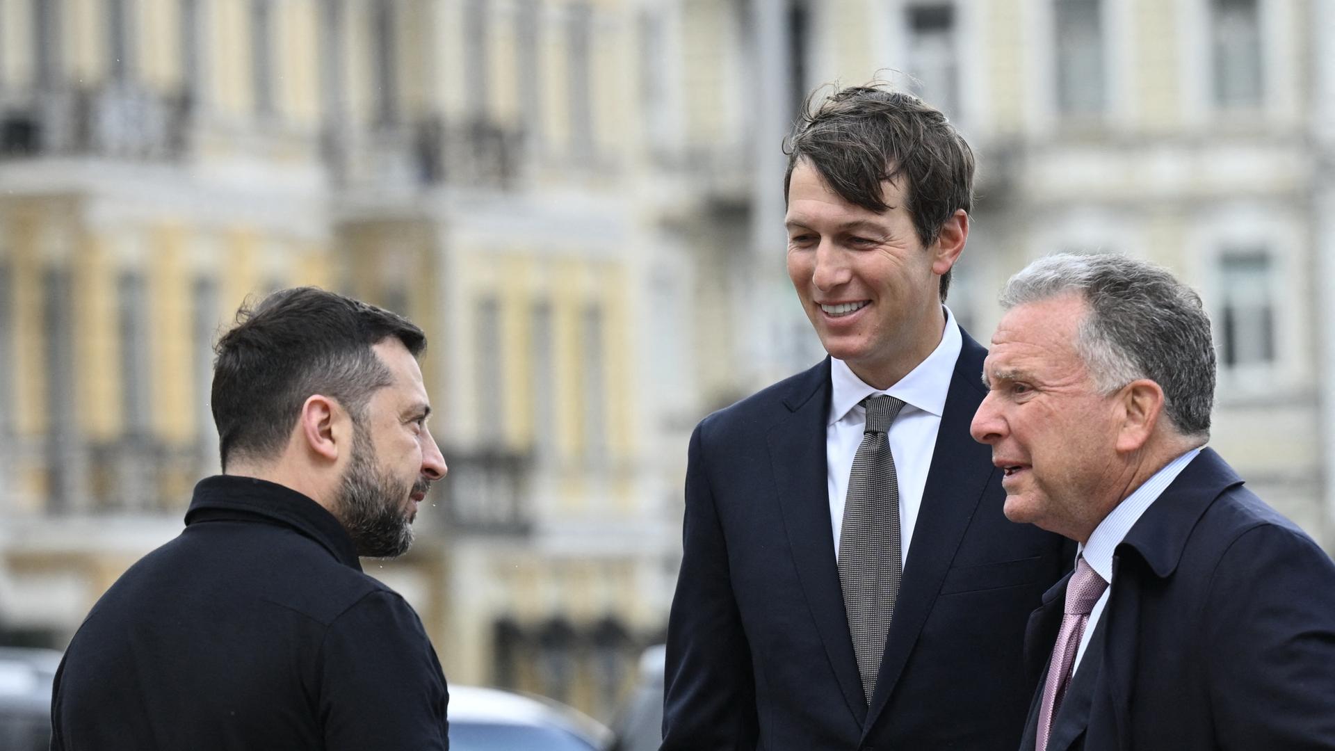 Der ukrainische Präsident Selenskyj (l) begrüßt die US-Gesandten Kushner (m) und Wittkoff in Kiew.