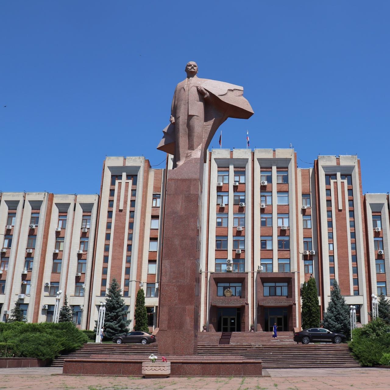 Eine Lenin-Statue steht vor dem Parlamentsgebäude in Tiraspol im Separatistengebiet Transnistrien.