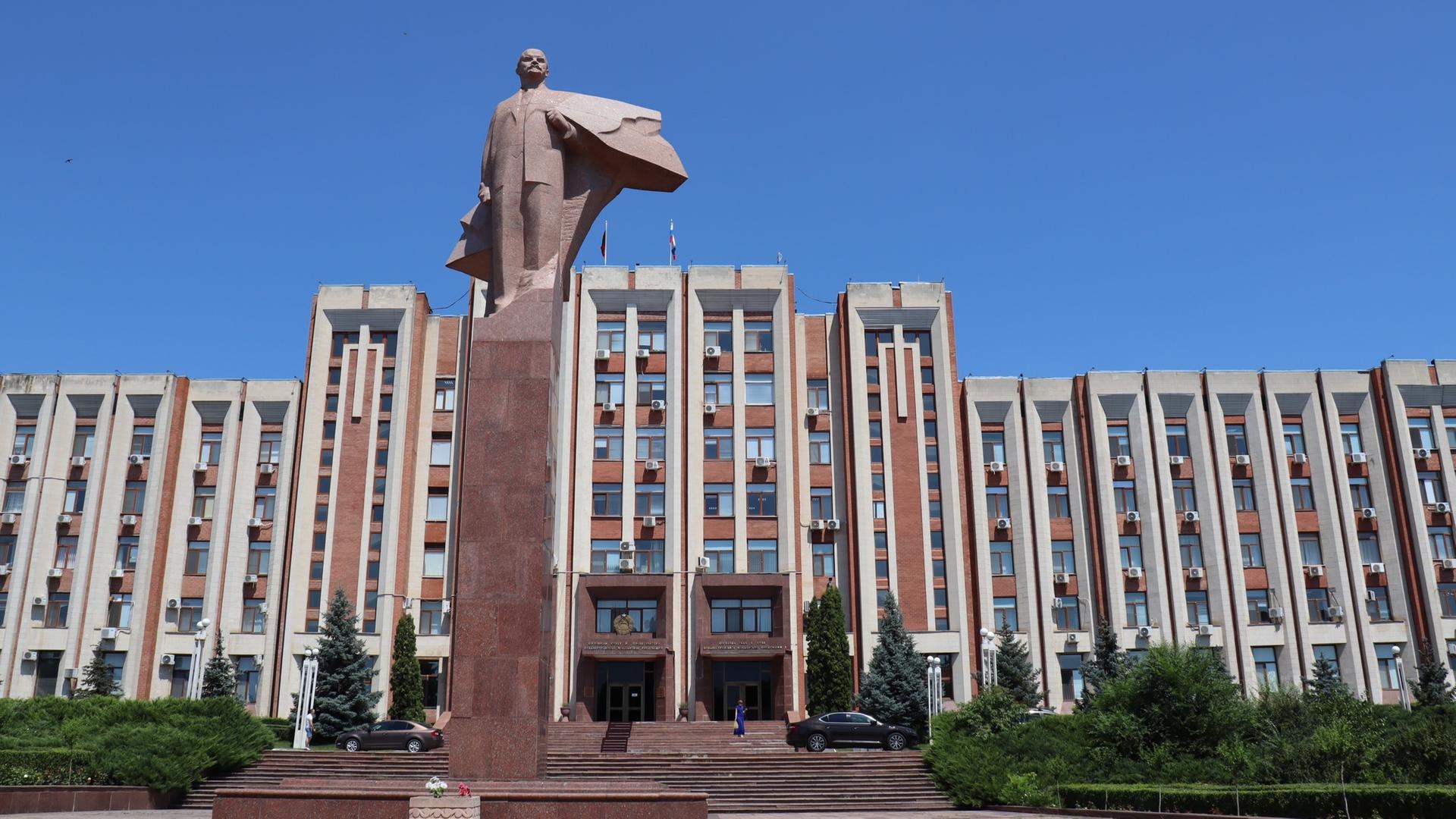 Eine Lenin-Statue steht vor dem Parlamentsgebäude in Tiraspol im Separatistengebiet Transnistrien.