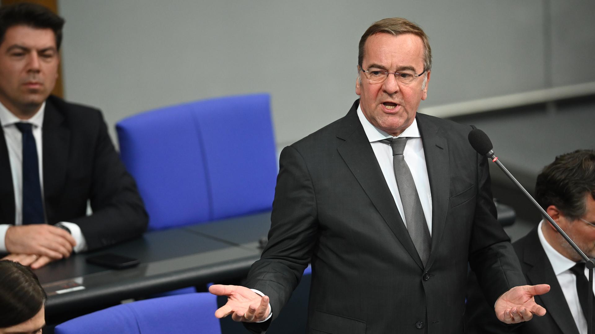 Berlin: Boris Pistorius (SPD), Verteidigungsminister, spricht im Plenum des Deutschen Bundestages.
