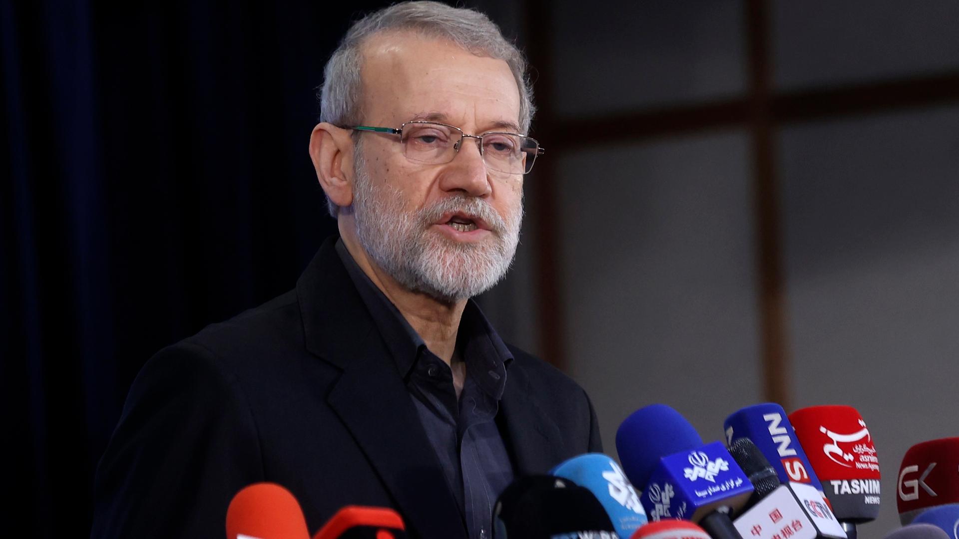 Teheran: Der ehemalige iranische Parlamentssprecher Ali Laridschani spricht mit den Medien, nachdem er sich als Kandidat für die Präsidentschaftswahlen am 28. Juni im Innenministerium in Teheran, Iran, registriert hat. 