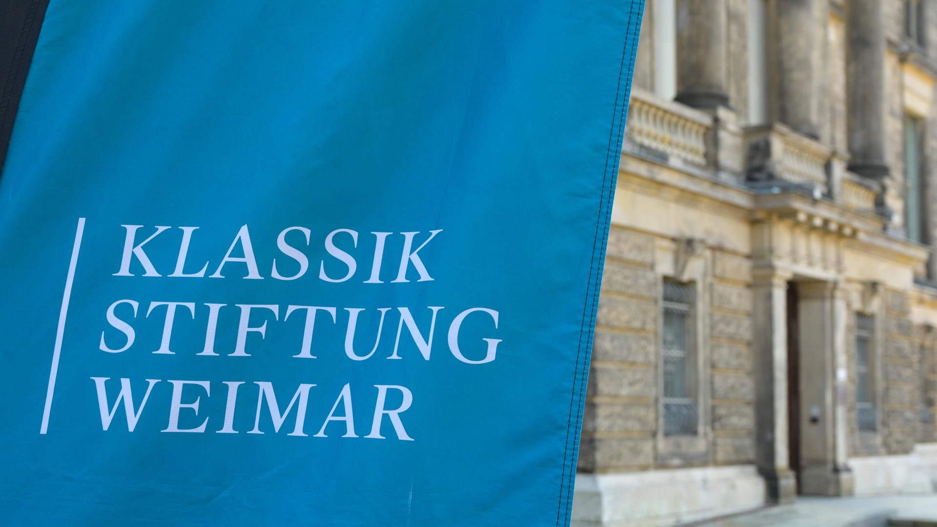 Eine Fahne der Klassik Stiftung Weimar vor dem Goethe-Schiller-Archiv. Eine Fahne der Klassik Stiftung Weimar vor dem Goethe-Schiller-Archiv.