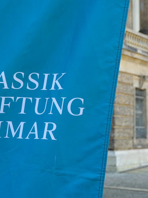Eine Fahne der Klassik Stiftung Weimar vor dem Goethe-Schiller-Archiv. 