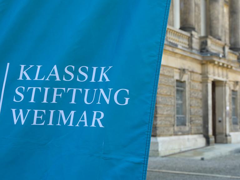 Eine Fahne der Klassik Stiftung Weimar vor dem Goethe-Schiller-Archiv. 