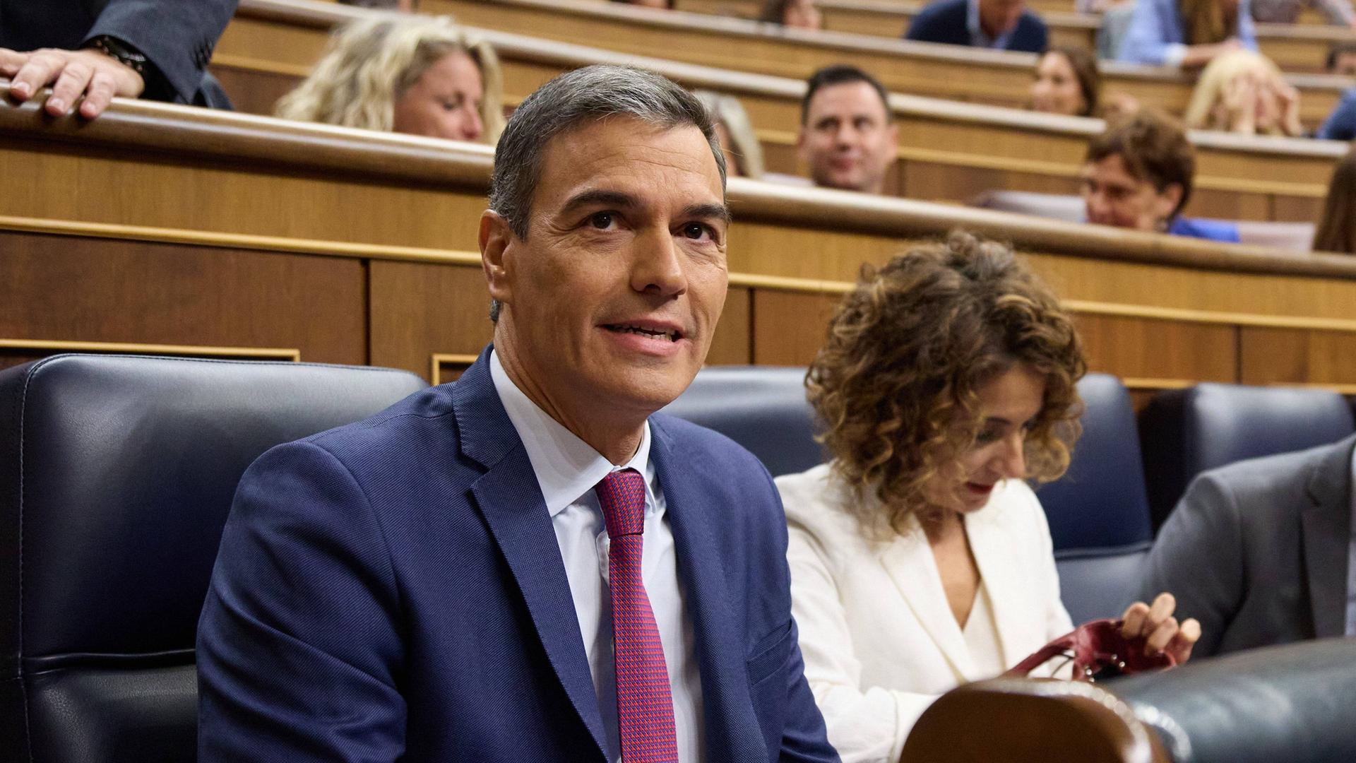 Pedro Sanchez sitzt im spanischen Parlament