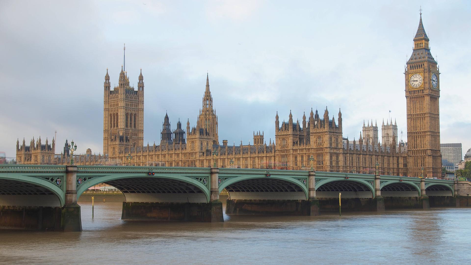 Ein Panoramablick auf das Britische Parlament, den Westminster Palace, Big Ben und Westminster Bridge in London