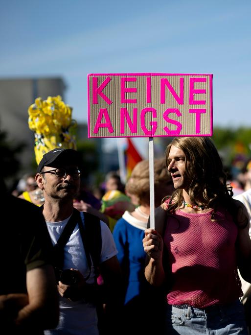 Teilnehmer des CSD halten ein Schild mit der Aufschrift "Keine Angst" in die Luft Teilnehmer des CSD halten ein Schild mit der Aufschrift "Keine Angst" in die Luft