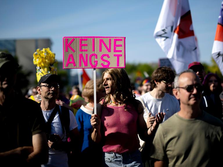 Teilnehmer des CSD halten ein Schild mit der Aufschrift "Keine Angst" in die Luft Teilnehmer des CSD halten ein Schild mit der Aufschrift "Keine Angst" in die Luft
