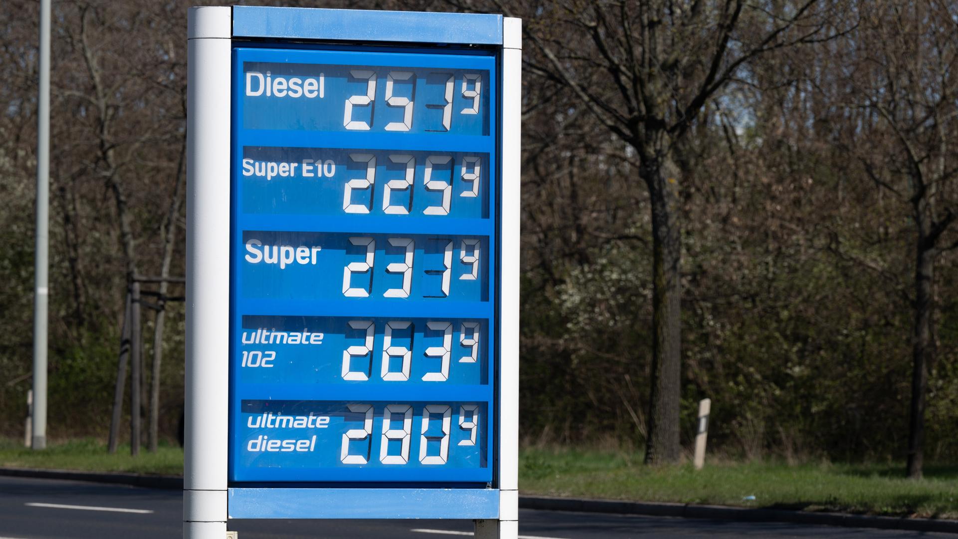 Die Kraftstoffpreise werden auf einer Anzeigetafel an einer Tankstelle angezeigt. Die Kraftstoffpreise werden auf einer Anzeigetafel an einer Tankstelle angezeigt.