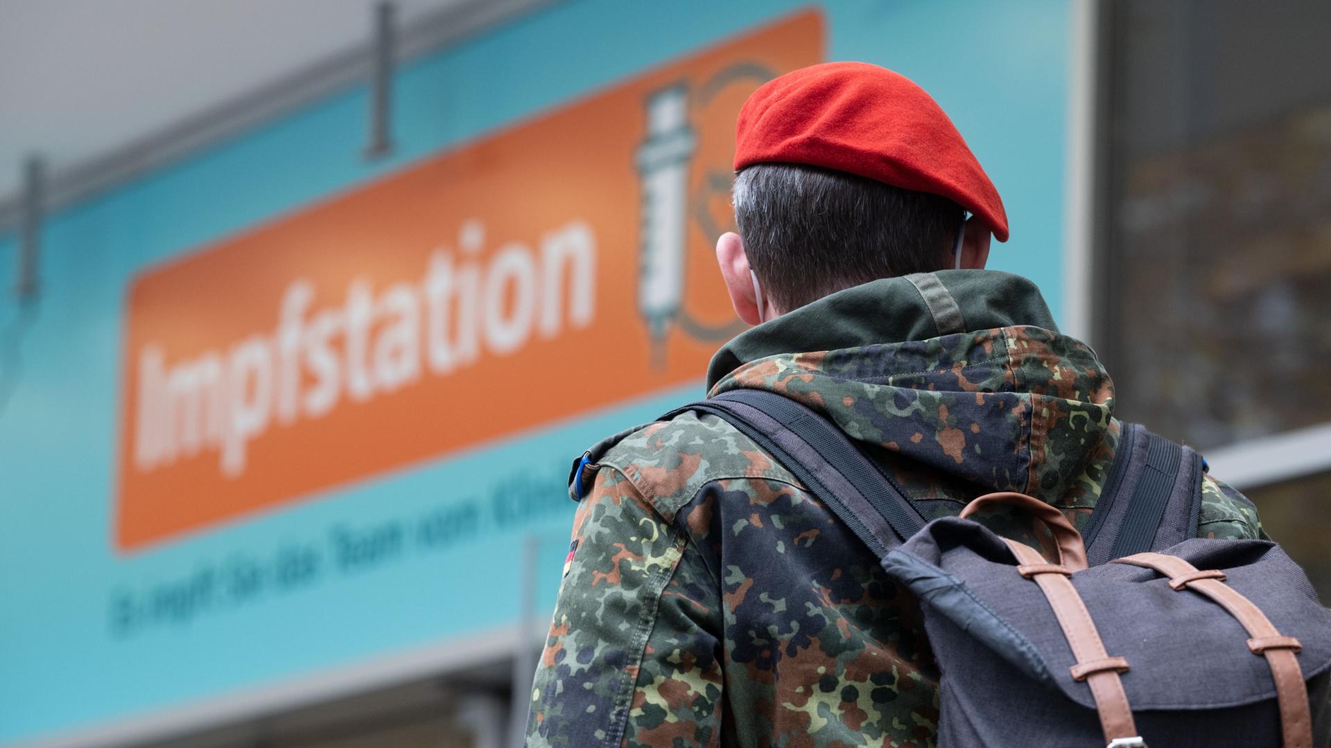 Ein Bundeswehrangehöriger im November 2021 bei einer Corona-Impfstation des Klinikums Stuttgart. 