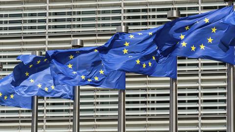 Blaue Flaggen der Europäischen Union vor dem Gebäude der Europäischen Kommission in Brüssel. 