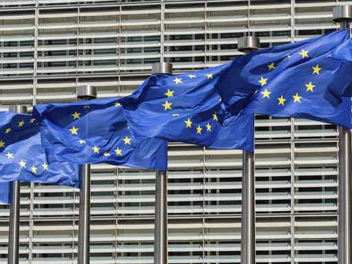 Blaue Flaggen der Europäischen Union vor dem Gebäude der Europäischen Kommission in Brüssel. Blaue Flaggen der Europäischen Union vor dem Gebäude der Europäischen Kommission in Brüssel.