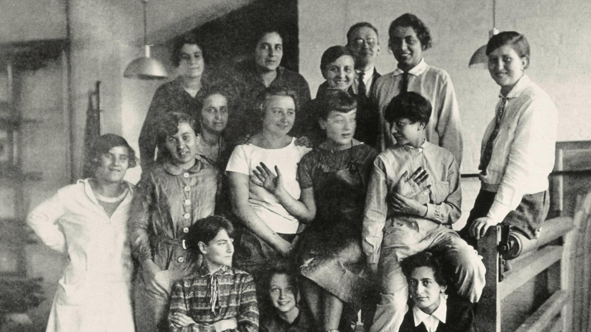  Gunta Stölzl (zweite von rechts mit Krawatte neben dem Maler und Werkmeister Josef Albers) -  Gruppenfoto der Weberei-Klasse am Bauhaus Dessau. Foto: Lotte Stam-Beese, um 1927