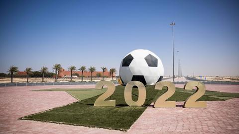 Ein großer Ball mit der Jahreszahl 2022 steht auf einer Verkehrsinsel mit Kreisverkehr vor dem Trainigsgelände Al-Shamal sports Club in der Hafenstadt Al Ruwais. Ein großer Ball mit der Jahreszahl 2022 steht auf einer Verkehrsinsel mit Kreisverkehr vor dem Trainigsgelände Al-Shamal sports Club in der Hafenstadt Al Ruwais.