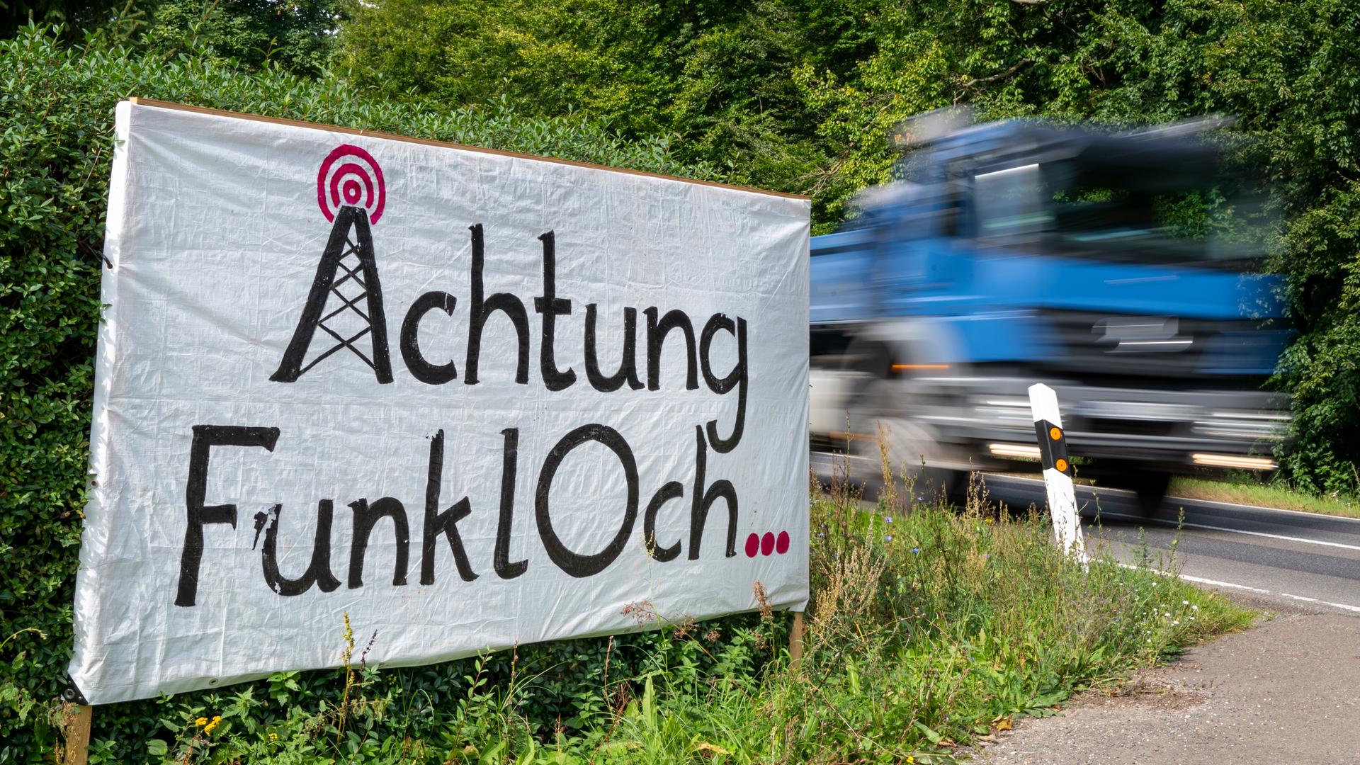 Ein Schild mit der Aufschrift "Achtung Funkloch" steht an einer Straße bei Prötzel in Brandenburg. Ein Schild mit der Aufschrift "Achtung Funkloch" steht an einer Straße bei Prötzel in Brandenburg.
