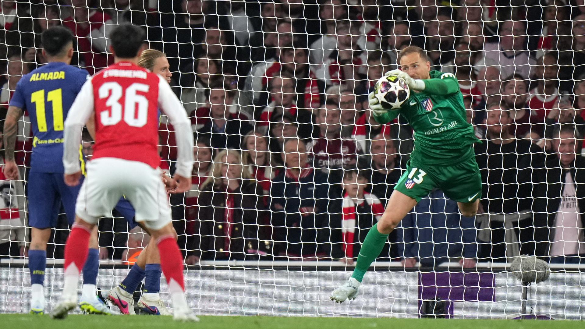 Atletico Madrids Torhüter Jan Oblak greift nach dem Ball.