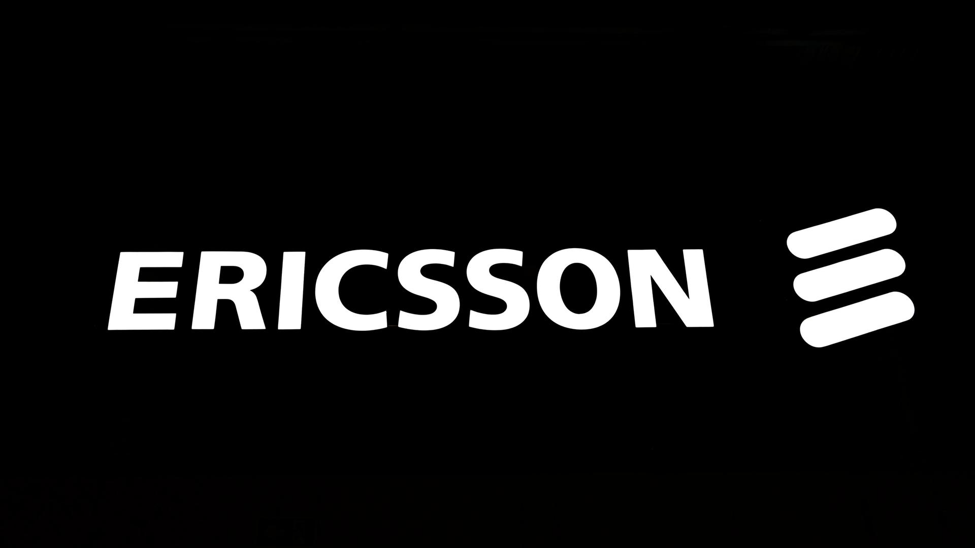 Das Logo des schwedischen Telekommunikationsherstellers Ericsson mit weißer Schrift vor schwarzem Hintergrund.