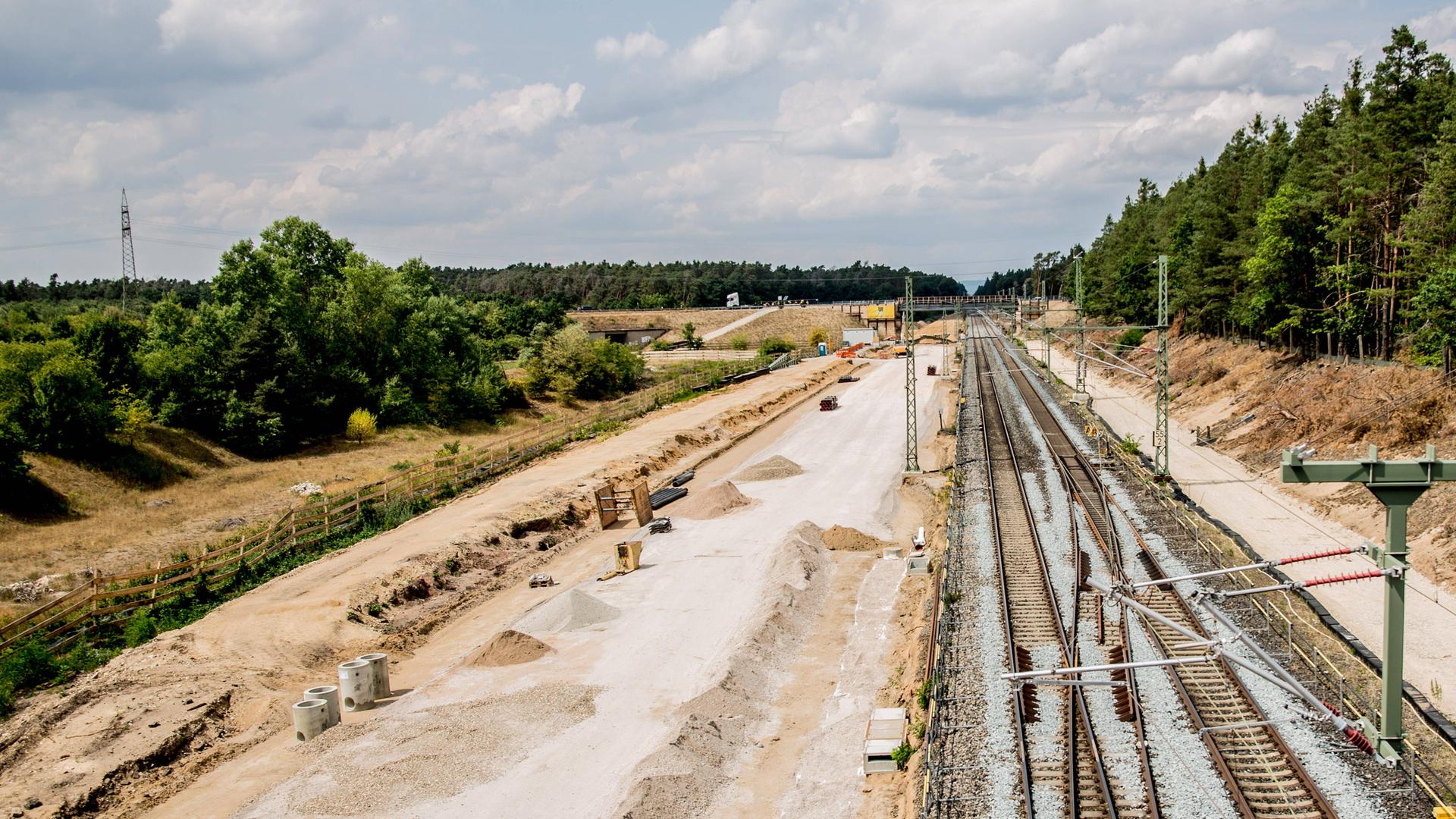 Beim Neubau einer ICE Trasse wurden umliegende Pflanzen und Bäume entfernt.