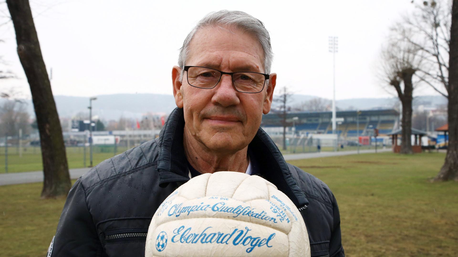 Eberhard Vogel, ehemaliger DDR-Fußball Nationalspieler steht mit dem Originalball der Olympiaqualifikation von 1972 auf dem Gelände des Ernst Abbe Sportplatzes in Jena. Eberhard Vogel, ehemaliger DDR-Fußball Nationalspieler steht mit dem Originalball der Olympiaqualifikation von 1972 auf dem Gelände des Ernst Abbe Sportplatzes in Jena.