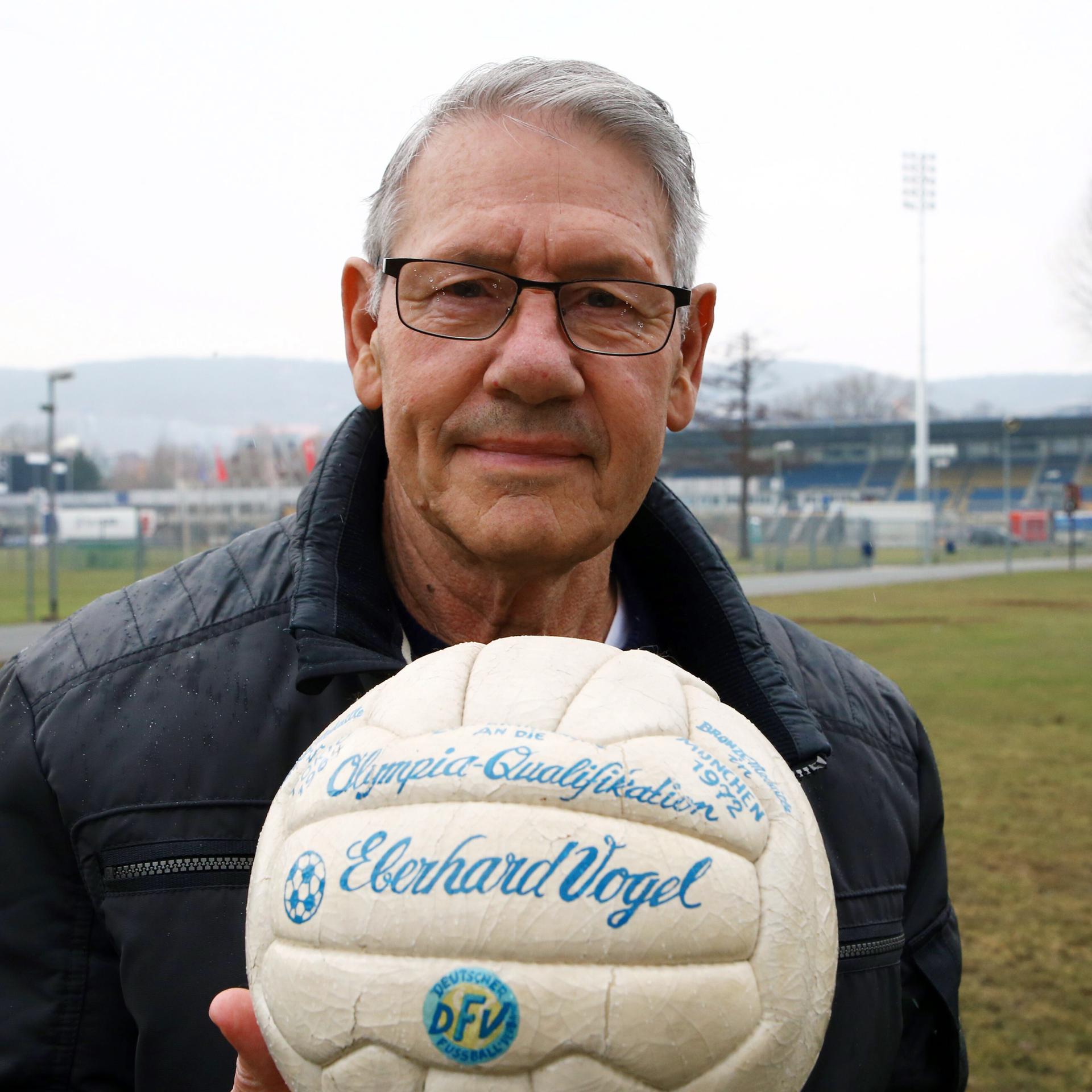 Eberhard Vogel, ehemaliger DDR-Fußball Nationalspieler steht mit dem Originalball der Olympiaqualifikation von 1972 auf dem Gelände des Ernst Abbe Sportplatzes in Jena.